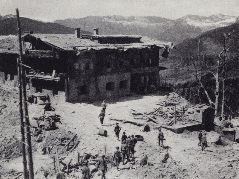 Američtí a francouzští vojáci kontrolují ruiny ústupu nacistického vůdce Adolfa Hitlera v Berchtesgadenu v Bavorských Alpách, druhá světová válka, květen 1945 (čb foto) od American Photographer (after)
