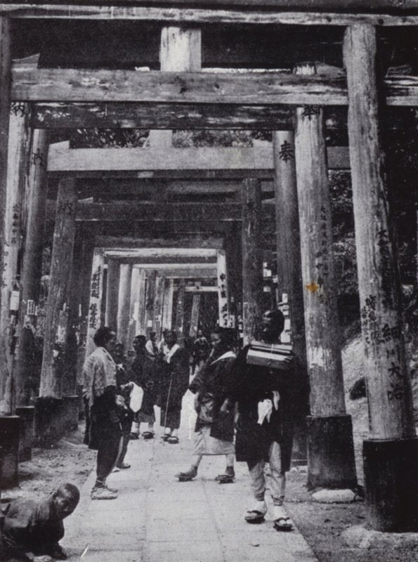 Přístup k šintoistickému chrámu Inari (černobílá fotografie) od American Photographer (after)