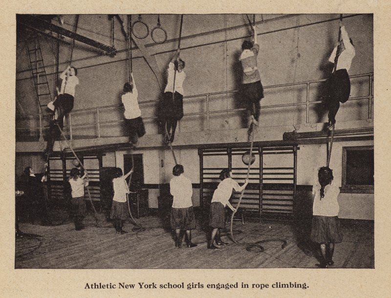 Atletické newyorské školačky zabývající se lezením na laně (č/b foto) od American Photographer (after)