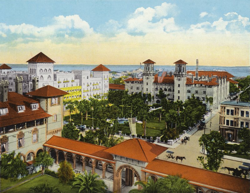 Pohled z ptačí perspektivy na hotely Alcazar a Cordova z Ponce de Leon, St Augustine, Florida (foto) od American Photographer (after)