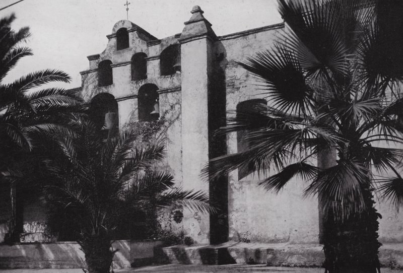 Kalifornie: Bells of Mission San Gabriel, založená v roce 1771, na svazích makových podhůří poblíž Pasadeny (černobílá fotografie) od American Photographer (after)