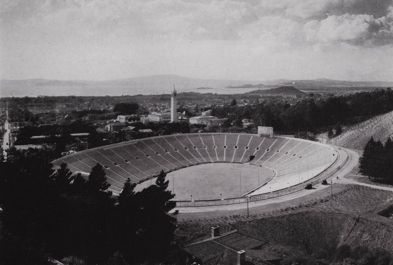 Kalifornie: Berkeley, University of California Memorial Stadium, 75 000 sedadel (č/b foto) od American Photographer (after)