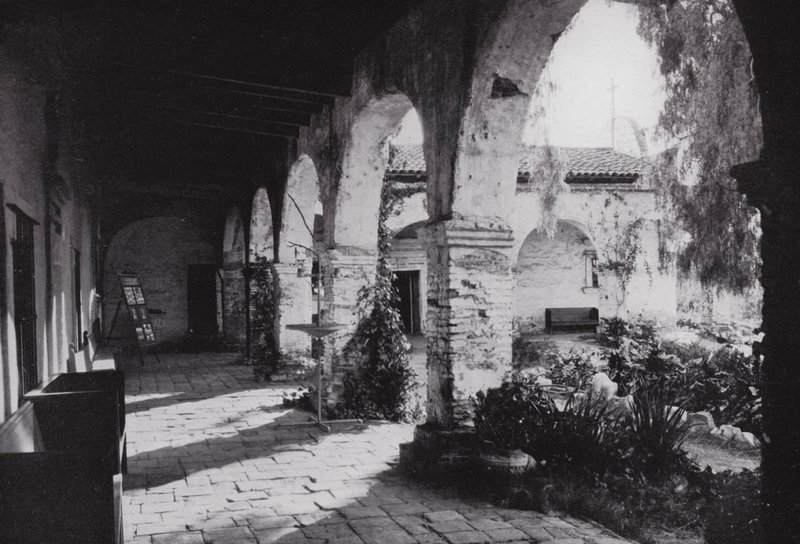 Kalifornie: Mission San Juan Capistrano, založená 1776, jižně od Los Angeles (č/b foto) od American Photographer (after)