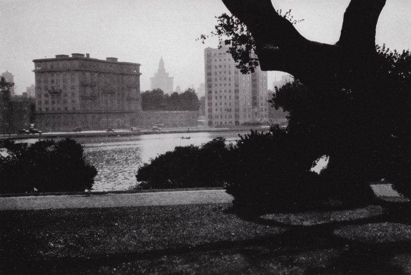 Kalifornie: Oakland, jezero Merritt, v srdci města, obklopený skvělými budovami a mnoha krásnými domy (černobílá fotografie) od American Photographer (after)