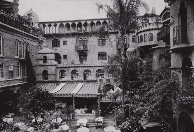 Kalifornie: (čb fotografie): Riverside, Patio Dining Room of the Glenwood Mission Inn (čb fotografie) od American Photographer (after)