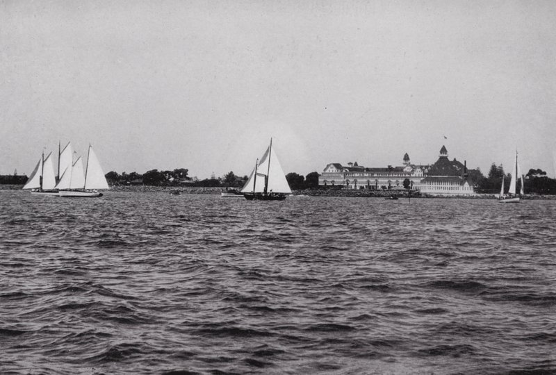 Kalifornie: San Diego, Hotel Del Coronado v zálivu San Diego, jedno z nejoblíbenějších míst pro celoroční zábavu v Kalifornii (černobílá fotografie) od American Photographer (after)