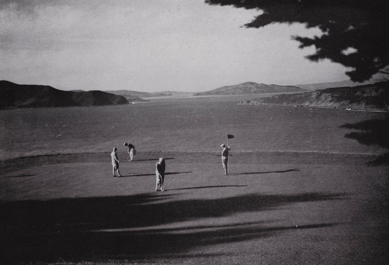 Kalifornie: San Francisco, Lincoln Park, s výhledem na Golden Gate, oceán a město (černobílá fotografie) od American Photographer (after)