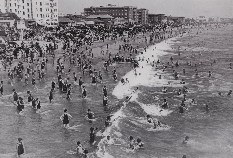 Kalifornie: Venice, oblíbené celoroční plážové letovisko poblíž Los Angeles (černobílá fotografie) od American Photographer (after)