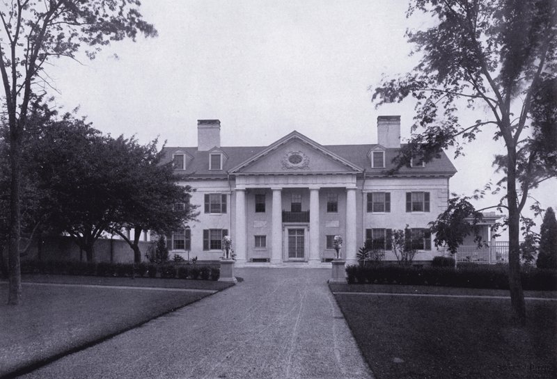 Charles A Platt: Villasera, The East Elevation (černobílá fotografie) od American Photographer (after)