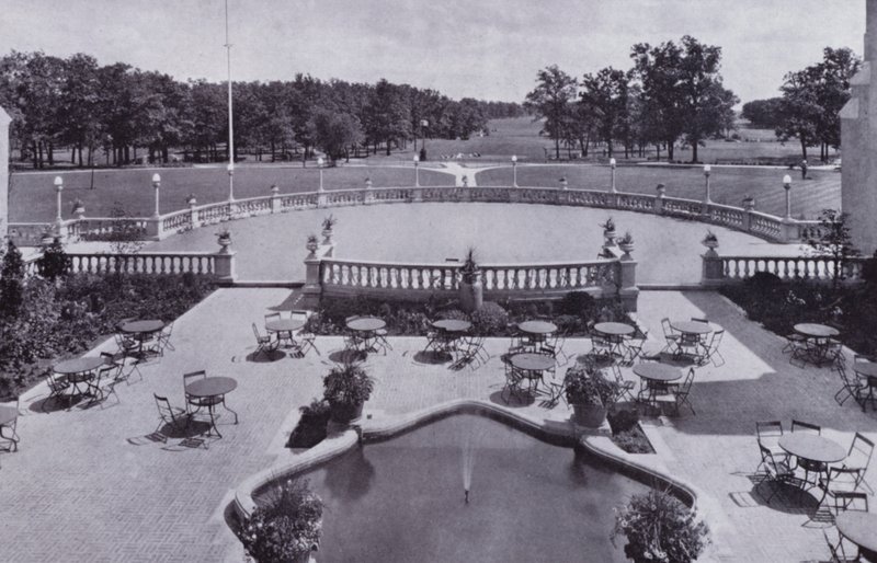 Chicago: Garden Court, Olympia Fields Golf Club (černobílá fotografie) od American Photographer (after)