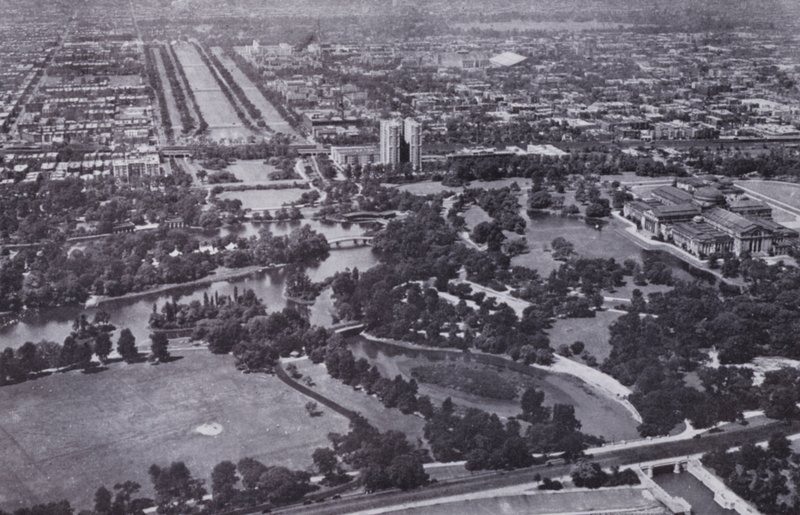 Chicago: Jackson Park and the Midway from the Air (č/b foto) od American Photographer (after)