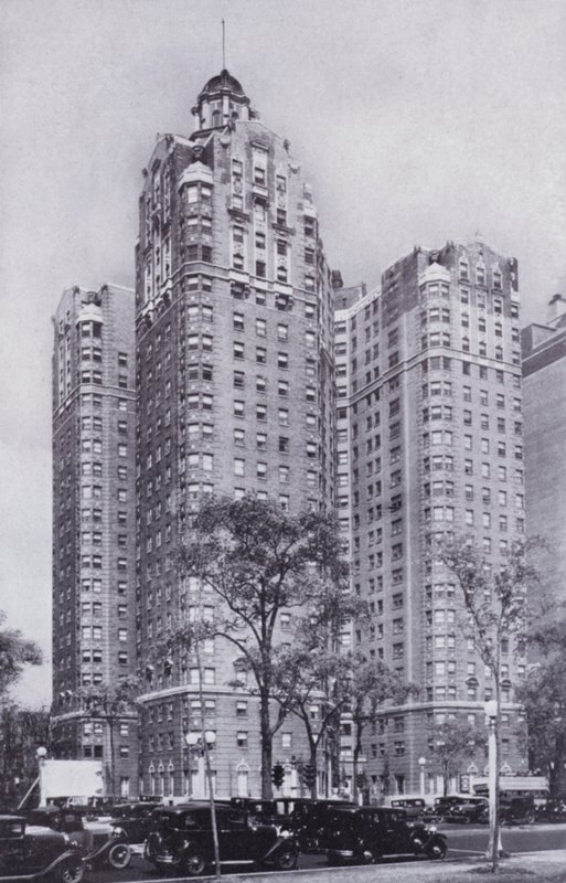 Chicago: Jeden z apartmánových hotelů v Chicagu (černobílá fotografie) od American Photographer (after)