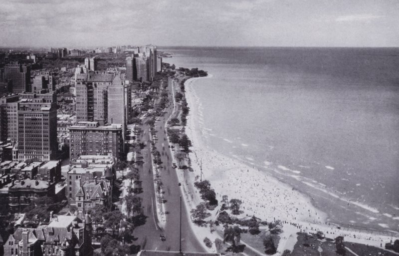 Chicago: Sheridan Road a Oak Street Beach, při pohledu na sever od hotelu Drake (černobílá fotografie) od American Photographer (after)