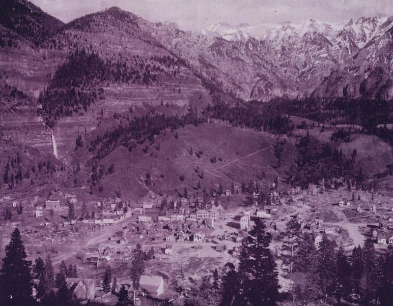 Město Ouray a pohoří Ouray, Colorado (černobílá fotografie) od American Photographer (after)