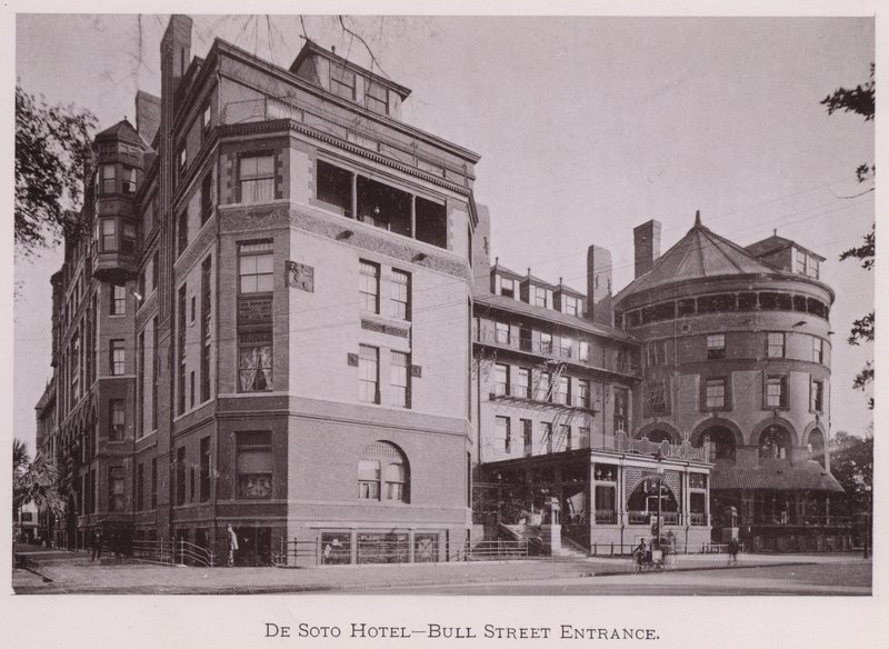 Hotel De Soto, vchod na Bull Street (čb fotografie) od American Photographer (after)