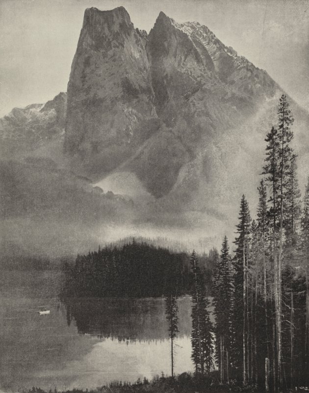 Smaragdové jezero v pohoří Selkirk (černobílá fotografie) od American Photographer (after)