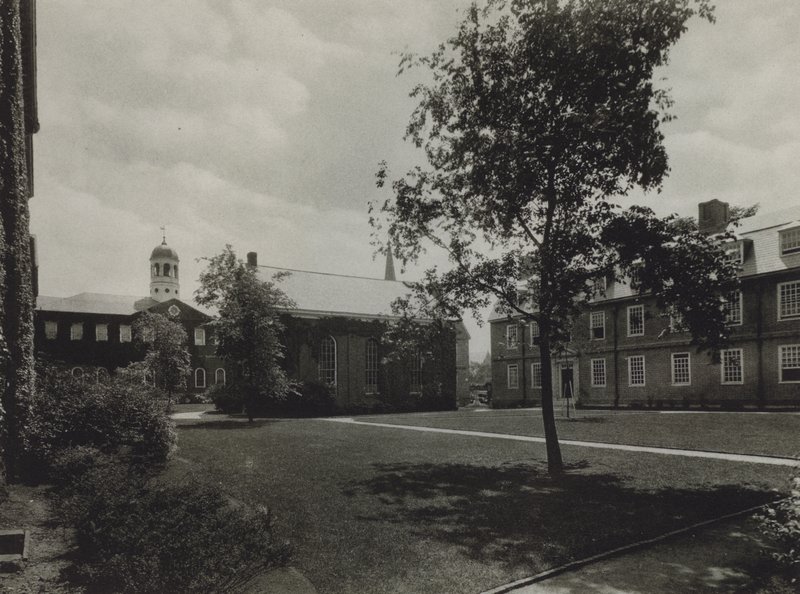 Harvardská univerzita: Harvard Hall; kaple Holden; Sekačka, Ubytovna (čb foto) od American Photographer (after)