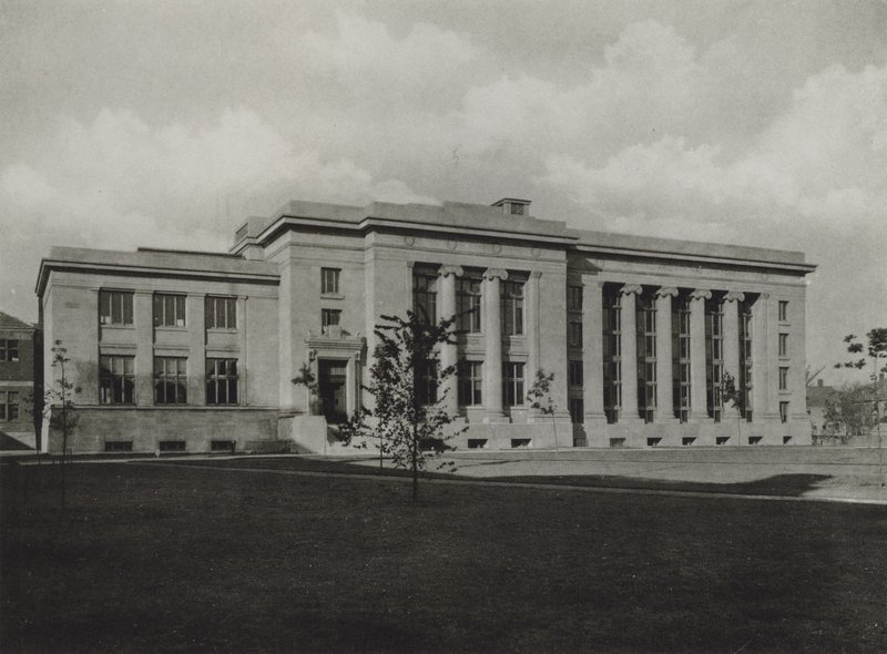Harvardská univerzita: Langdell Hall, Harvard Law School (černobílá fotografie) od American Photographer (after)