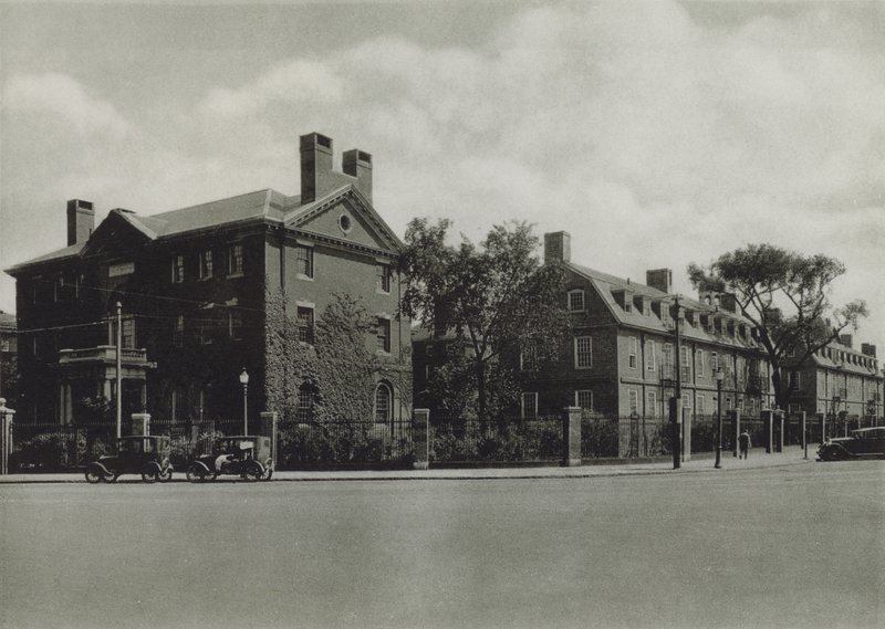 Harvardská univerzita: Phillips Brooks House; Sekačka, Ubytovna; Lionel Hall, kolej (č/b foto) od American Photographer (after)