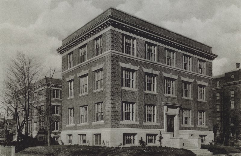 Harvardská univerzita: Wolcott Gibbs Memorial Laboratory, T Jefferson Coolidge Chemical Laboratory (černobílá fotografie) od American Photographer (after)