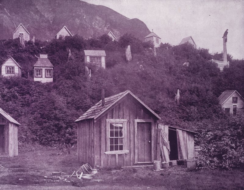 Indické pohřební domy poblíž města Juneau na Aljašce (černobílá fotografie) od American Photographer (after)