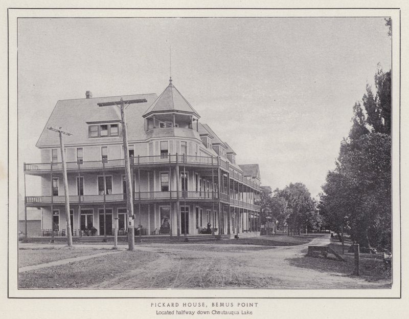 Jamestown, NY: Pickard House, Bemus Point (černobílá fotografie) od American Photographer (after)