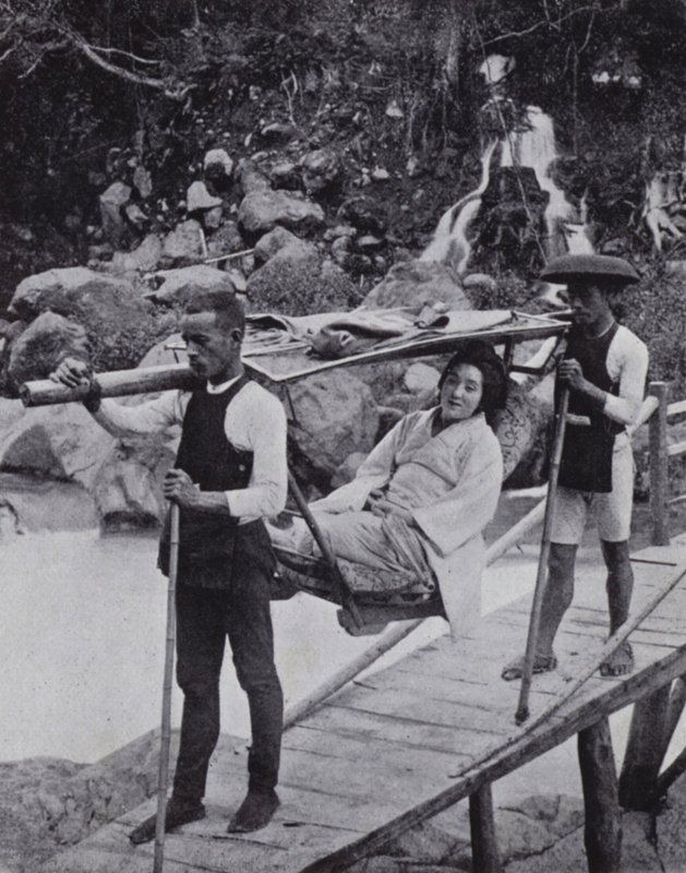 Japonská dáma překračující řeku Daiya poblíž Nikko (černobílá fotografie) od American Photographer (after)