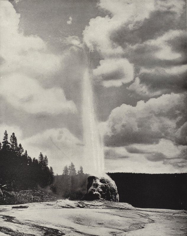 Gejzír Lone Star, Yellowstone, Wyoming (černobílá fotografie) od American Photographer (after)