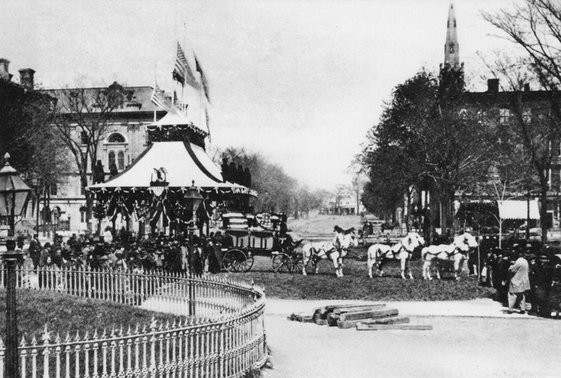 Ležící ve státě, prezident Abraham Lincoln, Cleveland, Ohio, duben 1865 (černobílá fotografie) od American Photographer (after)