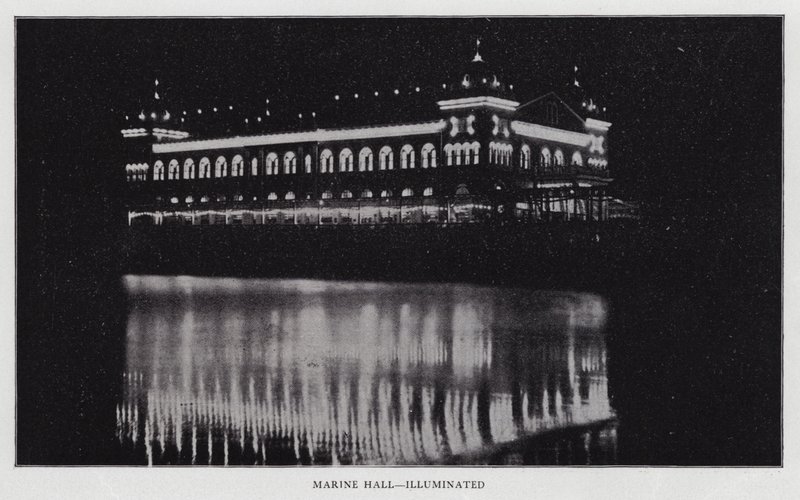 Marine Hall, osvětlená (č/b foto) od American Photographer (after)