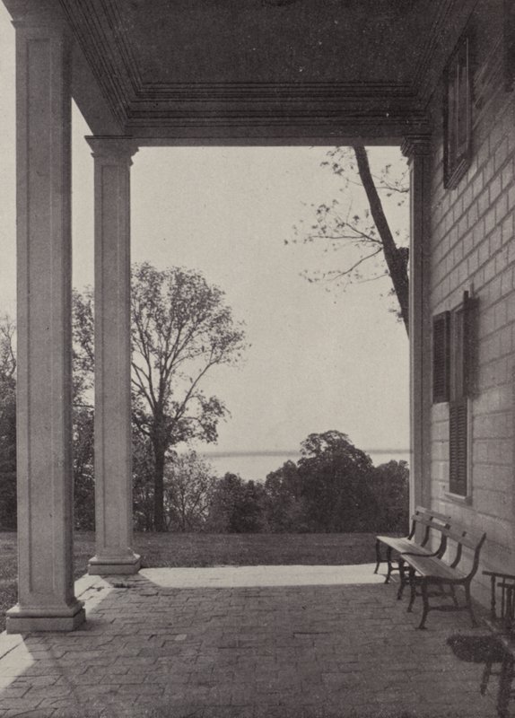 Mount Vernon: East Portico (černobílá fotografie) od American Photographer (after)