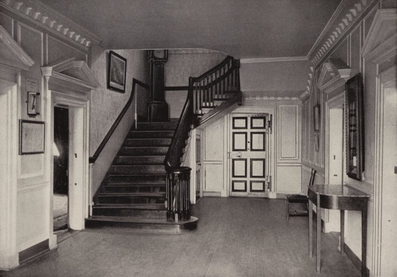 Mount Vernon: Mansion Interior, Central Hall (č/b foto) od American Photographer (after)
