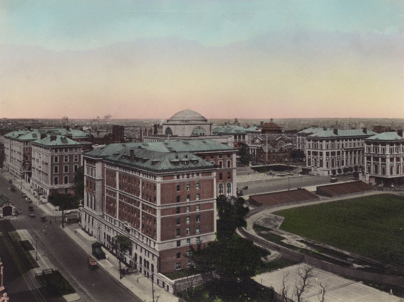 New York: Columbia University, Amsterdam Avenue a West 110th Street (foto) od American Photographer (after)