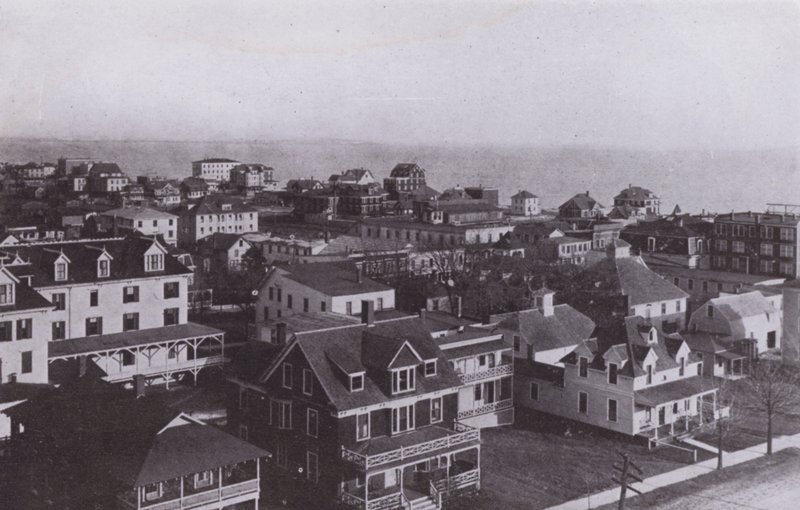 Old Orchard Beach, Maine: Vesnice při pohledu na východ od Old Orchard House (černobílá fotografie) od American Photographer (after)