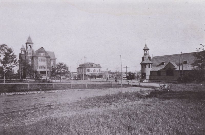 Old Orchard Beach, Maine: radnice a veřejná knihovna; Pošta; Kostel St Margaret