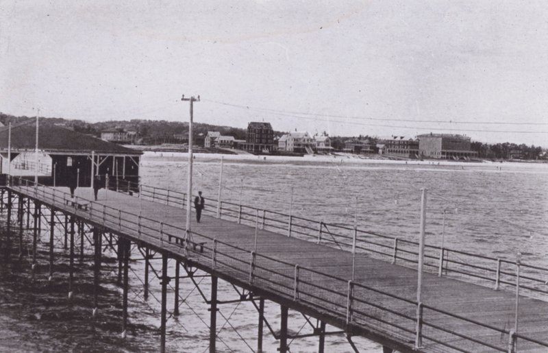 Old Orchard Beach, Maine: Pohled z mola (č/b fotografie) od American Photographer (after)