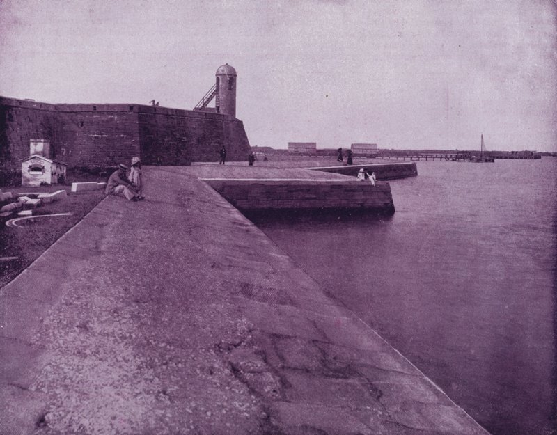 Stará pevnost a mořská zeď v St Augustine, Florida (černobílá fotografie) od American Photographer (after)