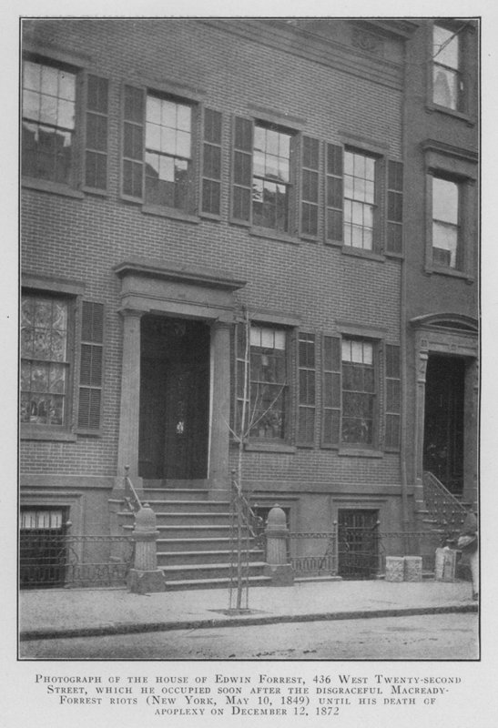 Fotografie domu Edwina Forresta, 436 West Twenty-second Street, který obsadil brzy po hanebných nepokojích Macreadyho Forresta (New York od American Photographer (after)