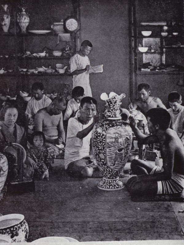 Porcelánoví dekoratéři při práci, ve známém Kinkosan Works v Awatě, Kioto (č/b foto) od American Photographer (after)