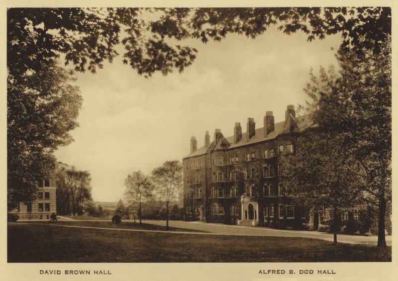 Princetonská univerzita: David Brown Hall; Alfred B Dod Hall (černobílá fotografie) od American Photographer (after)