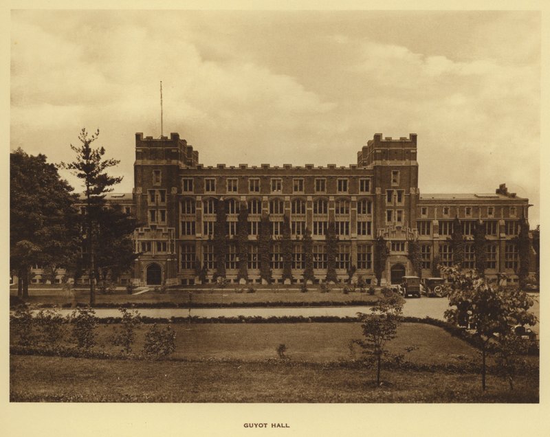 Princetonská univerzita: Guyot Hall (černobílá fotografie) od American Photographer (after)