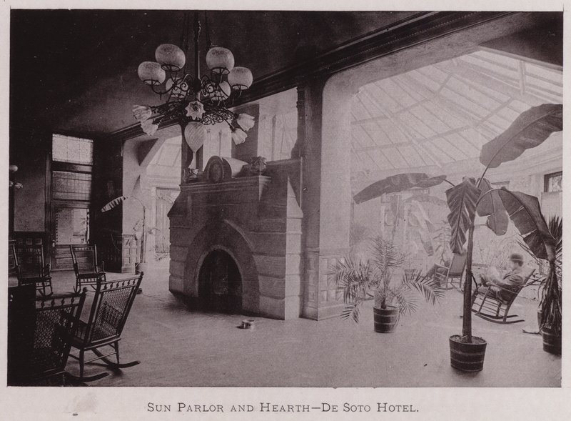 Sluneční salon a krb, De Soto Hotel (černobílá fotografie) od American Photographer (after)