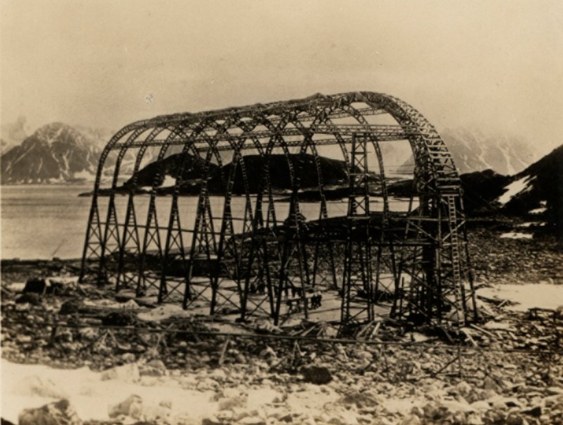 The America, netuhá vzducholoď postavená Mutinem Godardem ve Francii pro pokus Waltera Wellmana vzduchem dosáhnout severního pólu. (černobílá fotografie) od American Photographer (after)