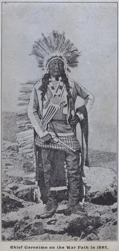 Náčelník Apačů Geronimo na válečné stezce v roce 1885 (černobílá fotografie) od American Photographer (after)