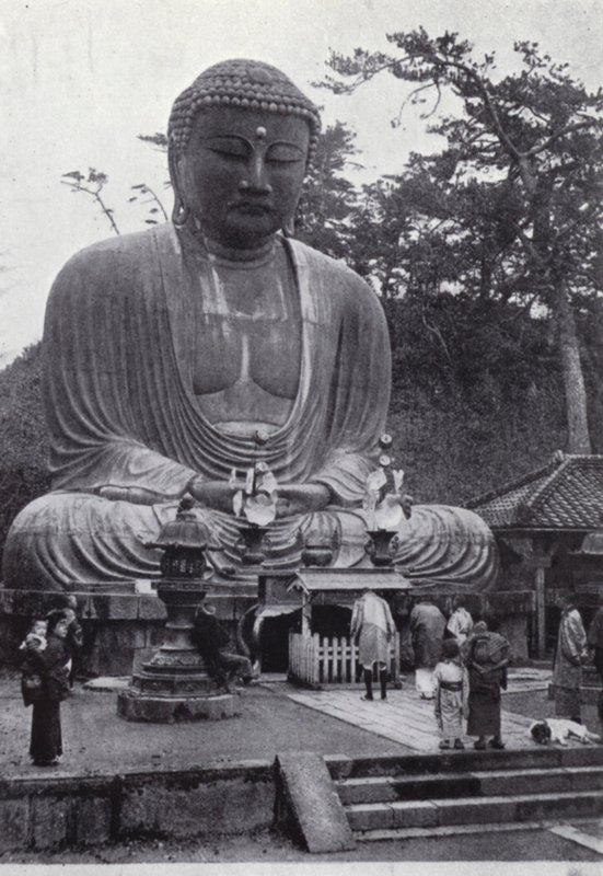 Velký bronzový Buddha, uctívaný po šest století (černobílá fotografie) od American Photographer (after)