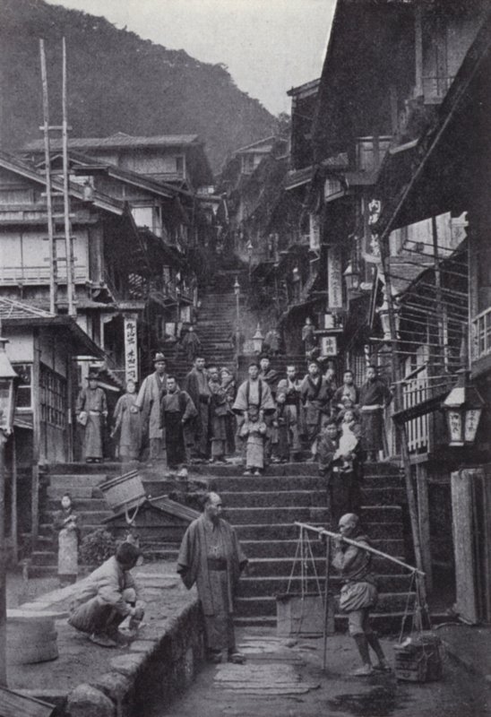 Hlavní ulice v Ikao, vesnice s horkými prameny (černobílá fotografie) od American Photographer (after)