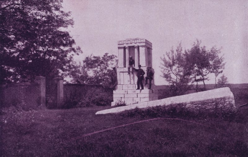 Hrobka nad hrobem Washingtonovy matky ve Fredericksburgu ve Virginii (černobílá fotografie) od American Photographer (after)