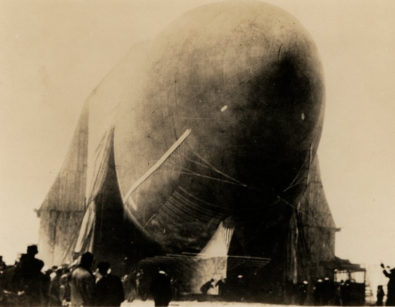 Walter Wellman se vrátil na Špicberky s Amerikou v červnu 1907 (čb foto) od American Photographer (after)