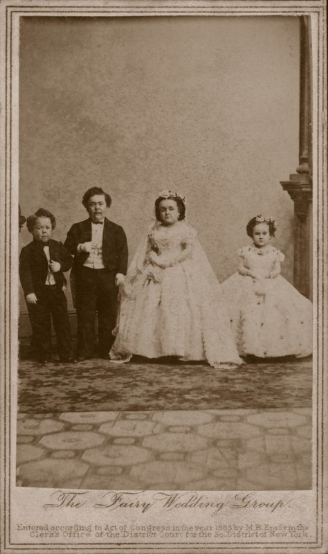 Svatební fotografie Charlese Sherwooda Strattona, amerického baviče známého jako generál Tom Thumb, a jeho manželky Lavinie Warrenové od American Photographer (after)