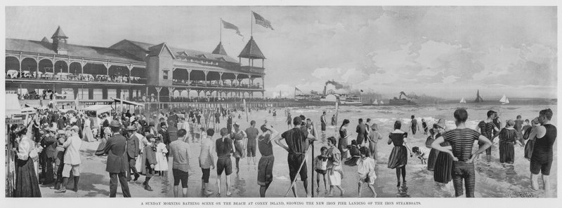 Nedělní ranní koupací scéna na pláži na Coney Island, ukazující New Iron Pier přistání železných parníků (černobílá fotografie) od American Photographer